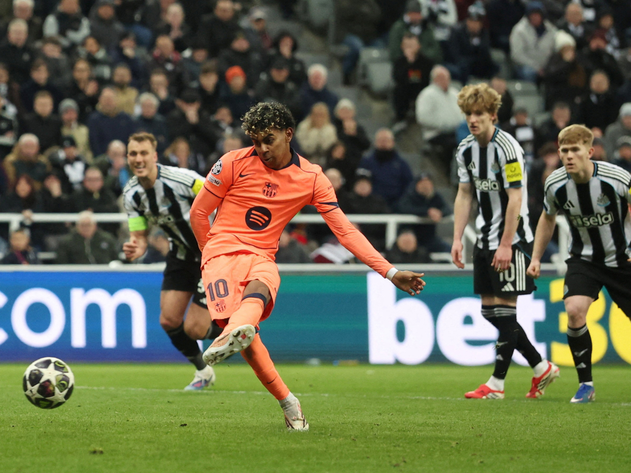 Lamine Yamal's last-gasp penalty rescued a 1-1 draw for Barcelona against Newcastle. Photo: Reuters