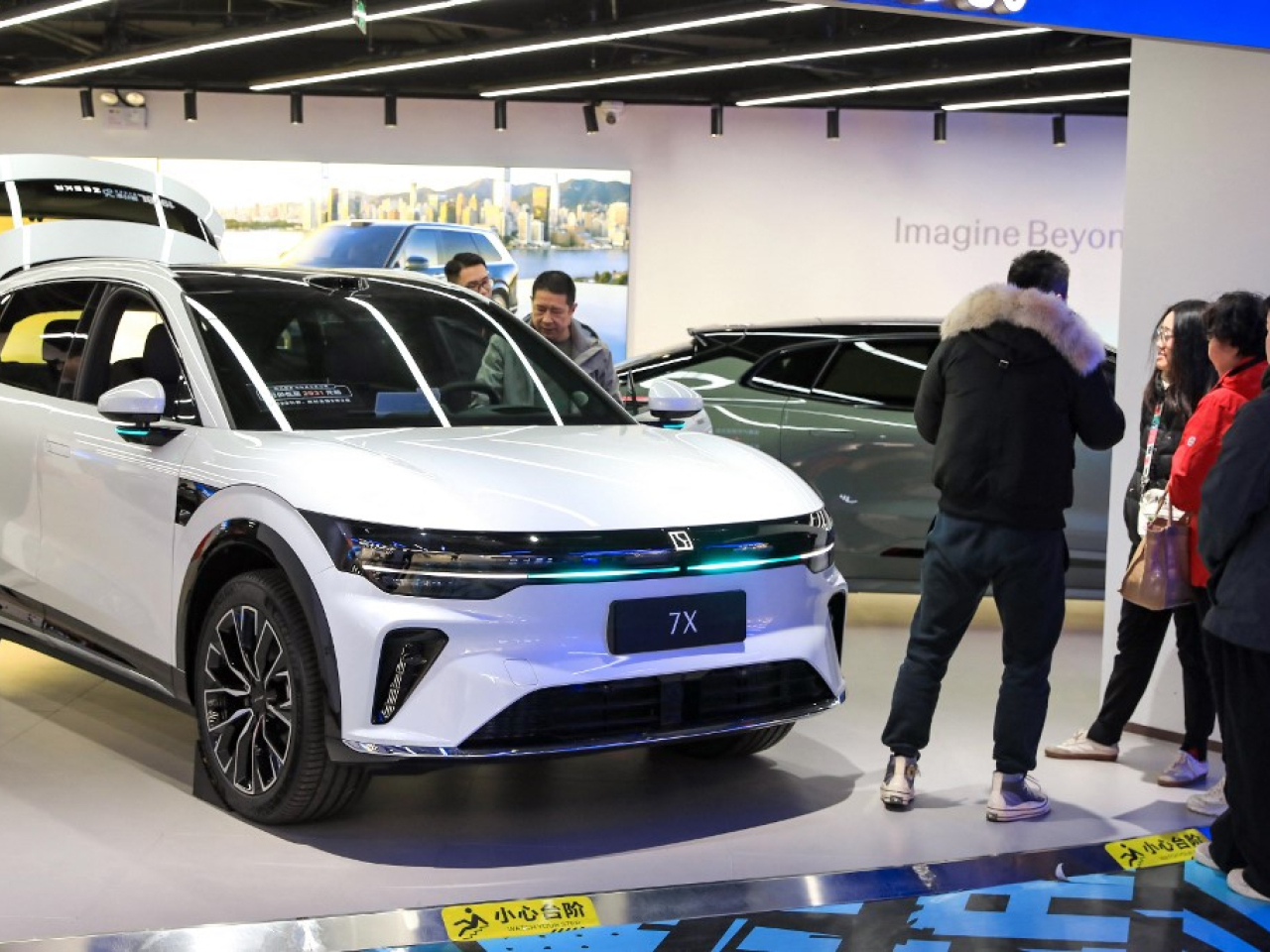 內地2月汽車銷量180.5萬輛，按月及按年分別跌逾23%及逾15%。（法新社資料圖片）