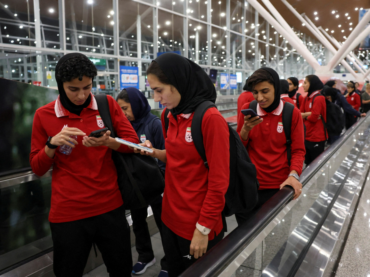 伊朗女足其餘職球員星期二晚坐飛機離開澳洲。（路透社）