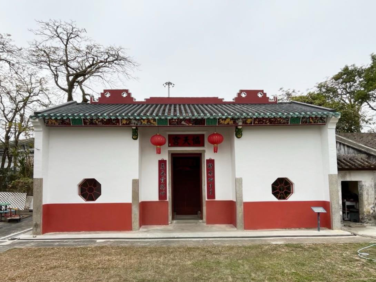 沙頭角口岸重建與相關工程工地範圍外50米之內，有法定古蹟、建於1894至1895年間的沙頭角山咀協天宮。（古諮會）