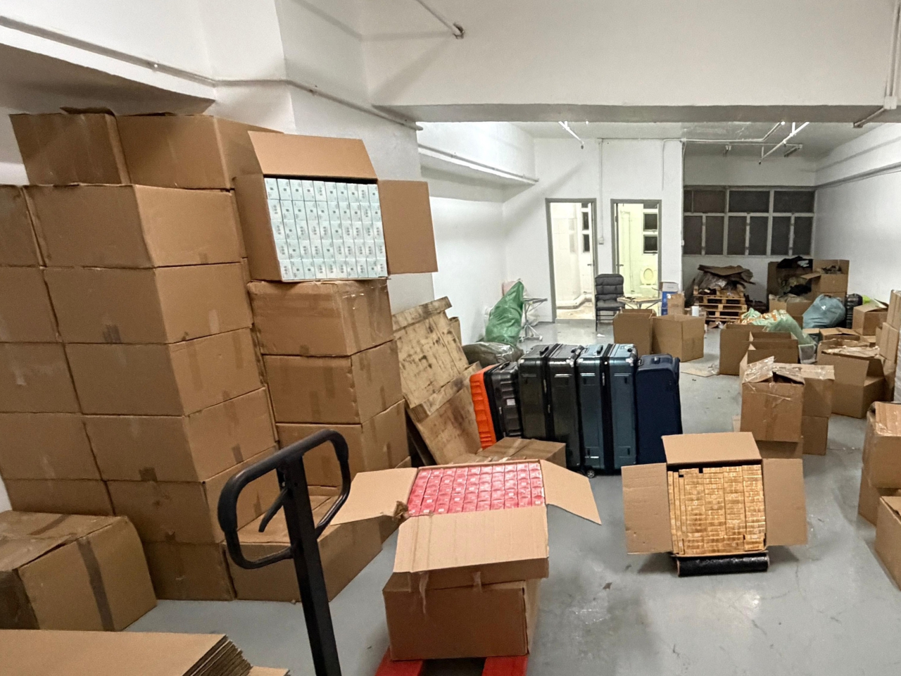 海關在屯門一幢工業大廈的懷疑私煙貯存倉庫檢獲的部分懷疑私煙。（政府新聞處）