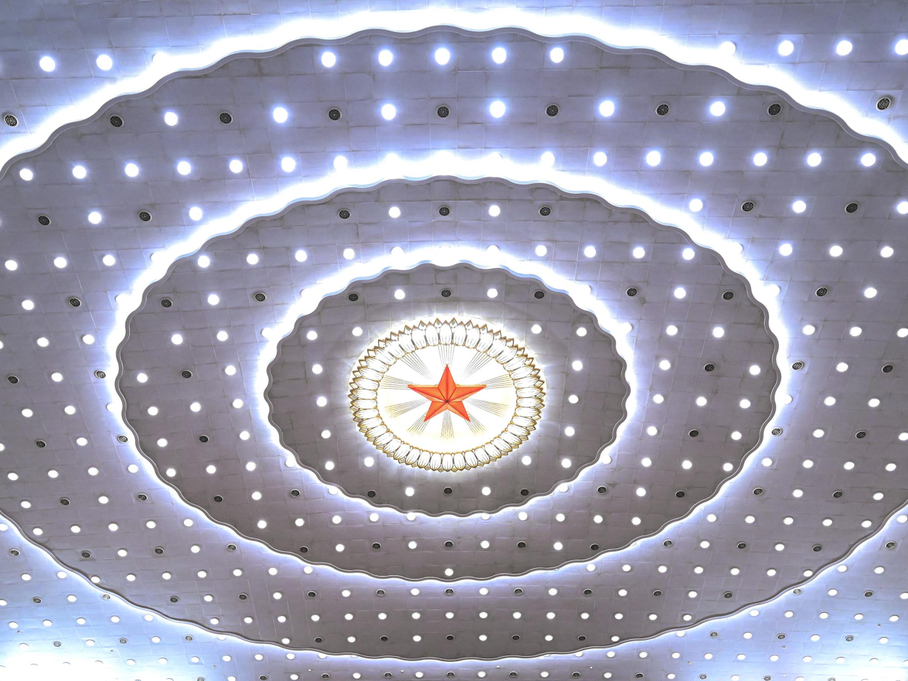 十四屆全國人大四次會議下午3時在北京人民大會堂舉行閉幕會。（新華社）