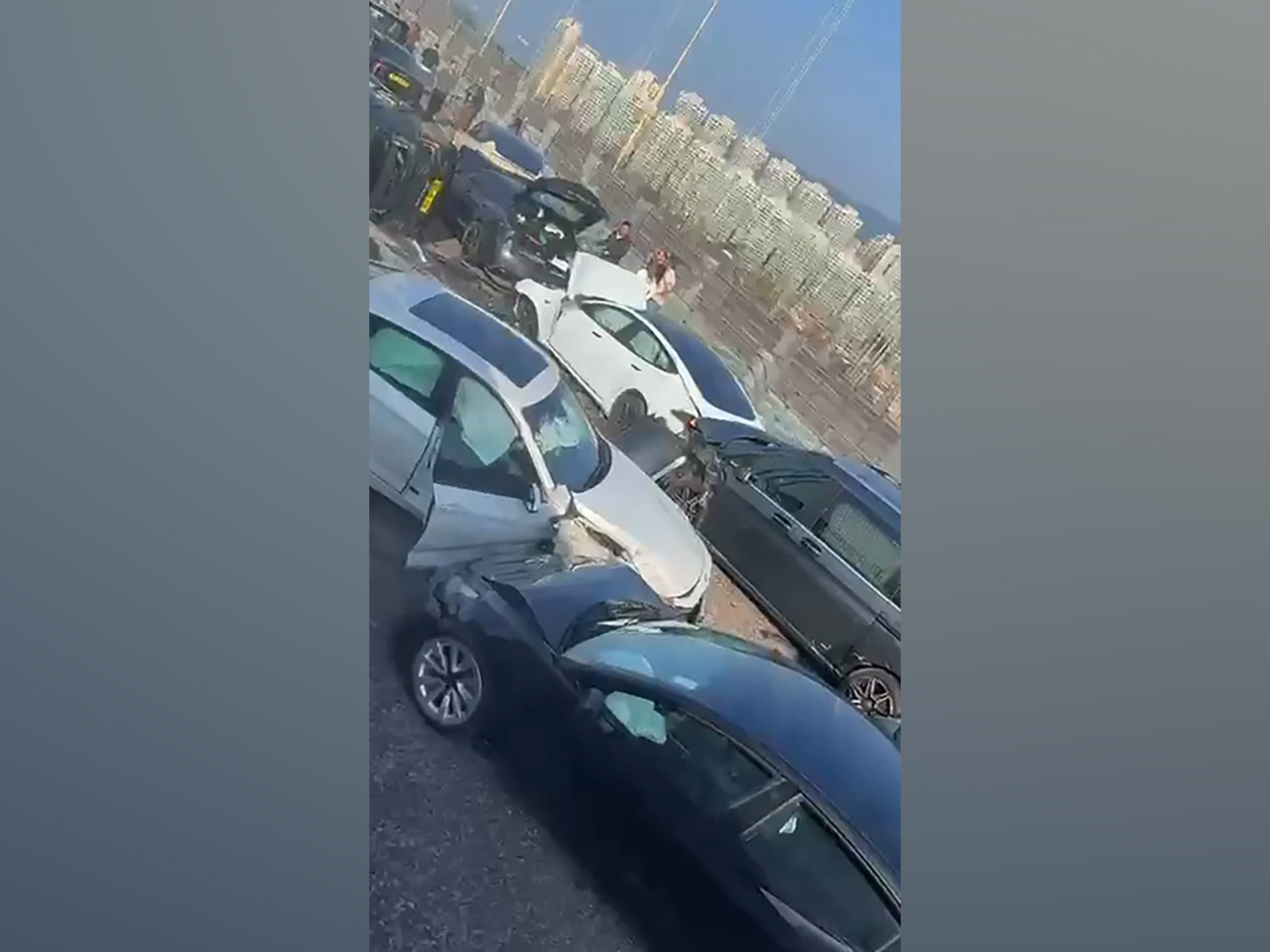 青馬大橋發生超過10車相撞意外，有10人受輕傷。（網上片段截圖）