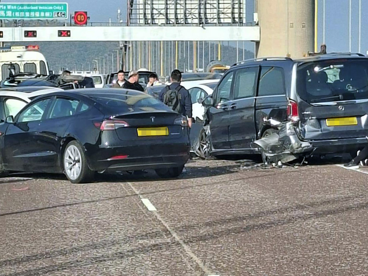 青馬大橋早上逾10車相撞。（網上圖片）