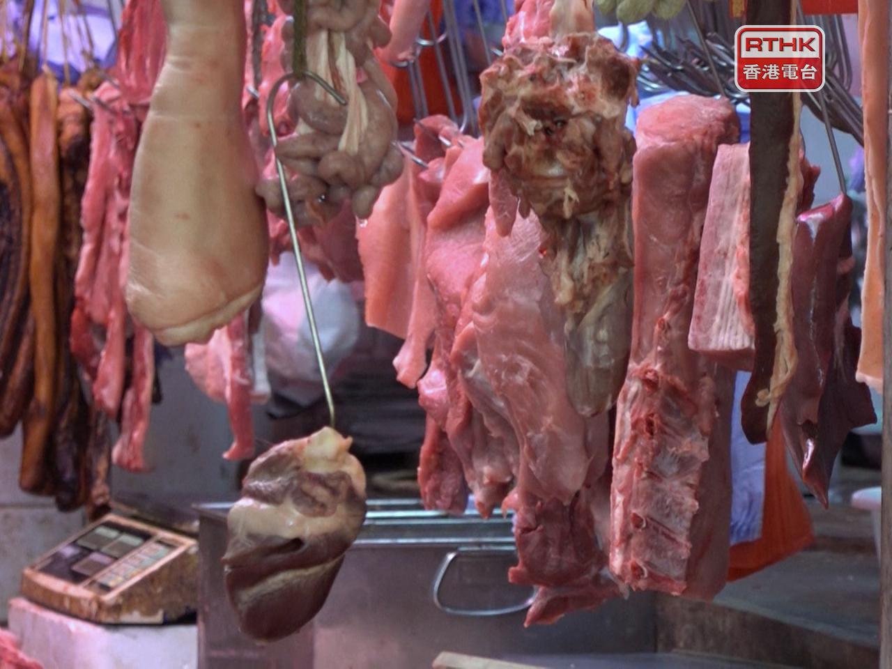 溫智舜表示，目前持牌條件下，豬殼及豬肉被運送到店舖後，必須擺放在店內的枱面或掛在牆上，不能放在地上。（港台圖片）