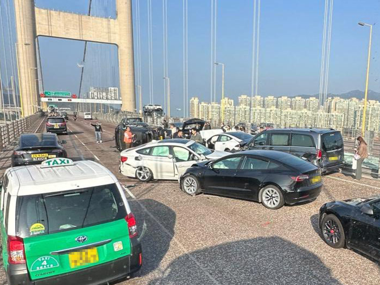 運輸署表示，因交通意外，青馬大橋往機場方向的部份行車線仍然封閉。（網上圖片）