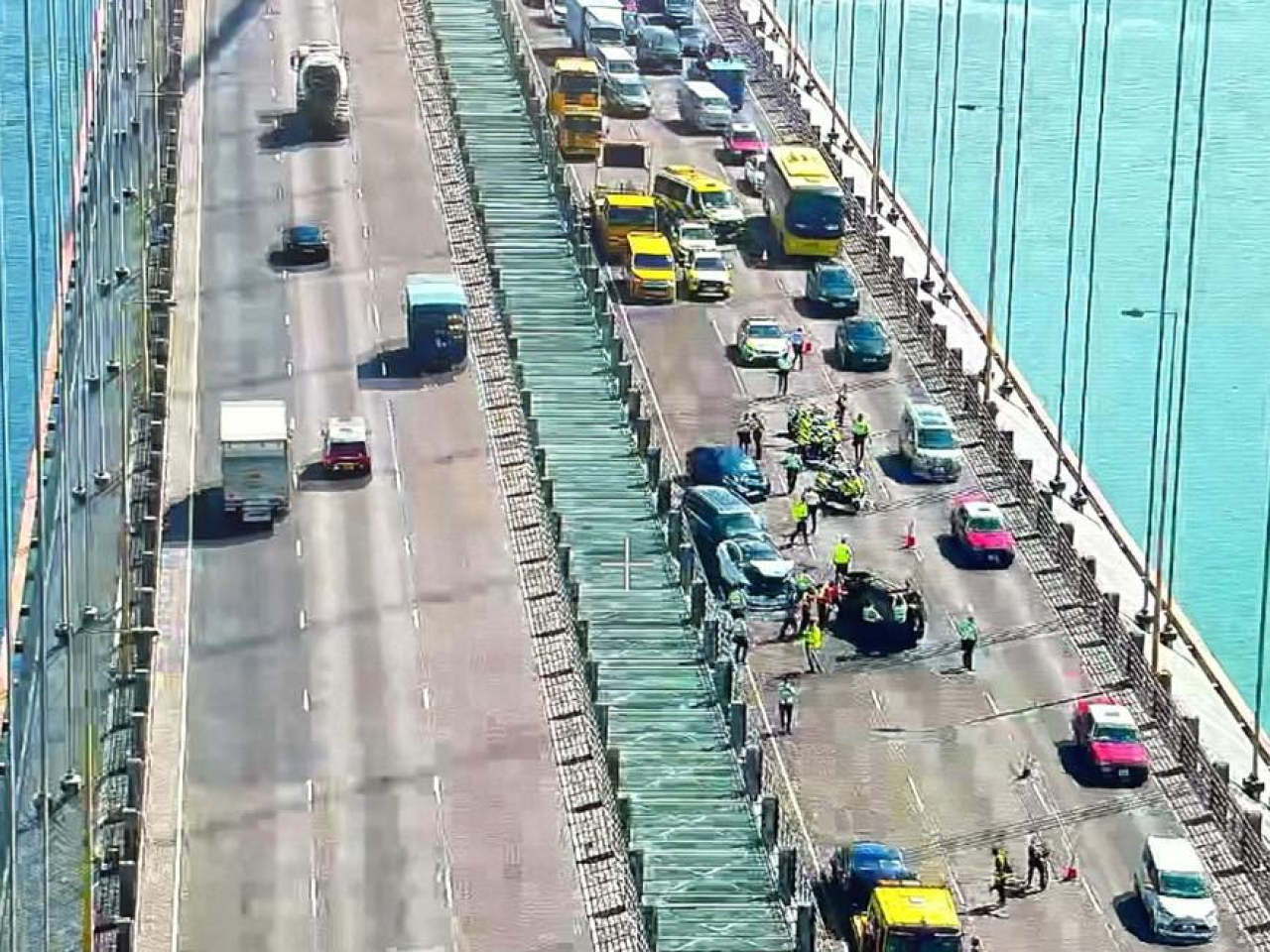 運輸署表示，因交通意外，青馬大橋往機場方向的部分行車線仍然封閉，現場交通擠塞。（運輸署社交網站圖片）