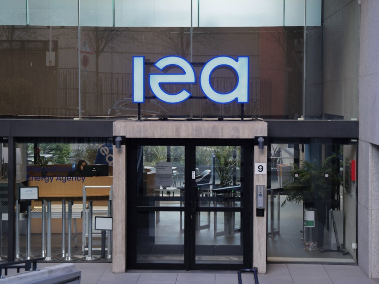 郭啟倫認為，IEA至少要再釋出6億桶原油儲備，才可應對局面。（法新社）