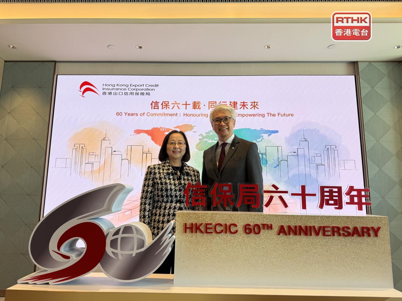 陳瑞娟（左）稱信保局推出市場上首個以替代數據為基礎的承保方案，支持推動電商發展。（張詩民攝）