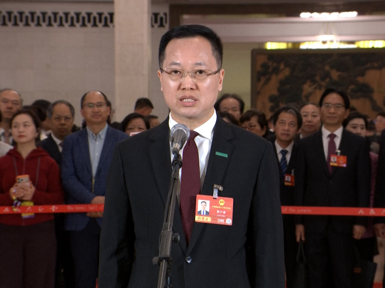 海信賈少謙表示，利用機器人及AI算法，解決困擾行業多年的難題，產品開發速度提升37%。（央視截圖）