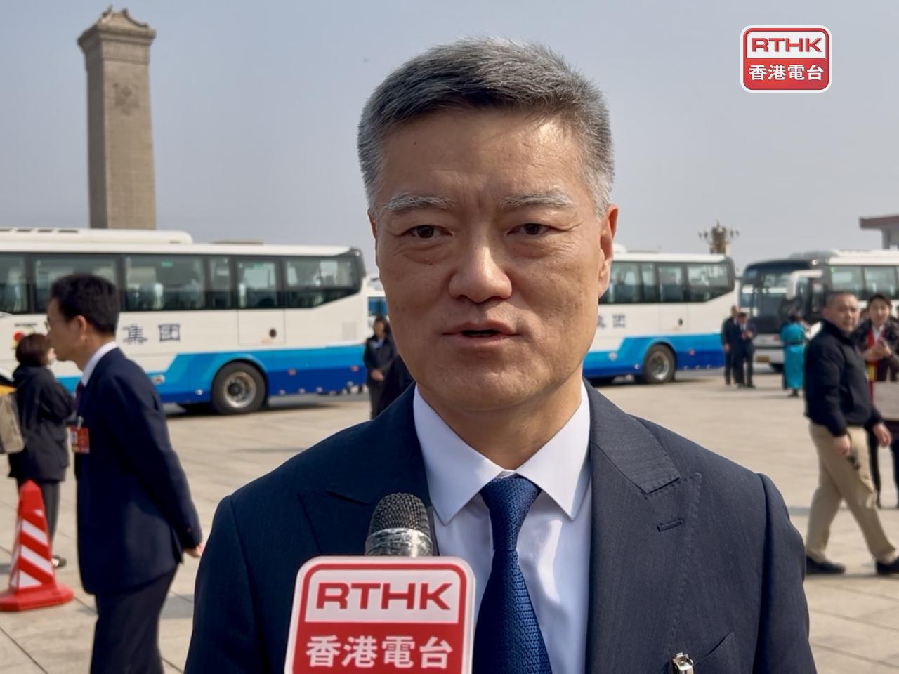 蔡強表示，正與香港在旅遊業、金融業和航運業方面尋求合作。（羅煒皓攝）