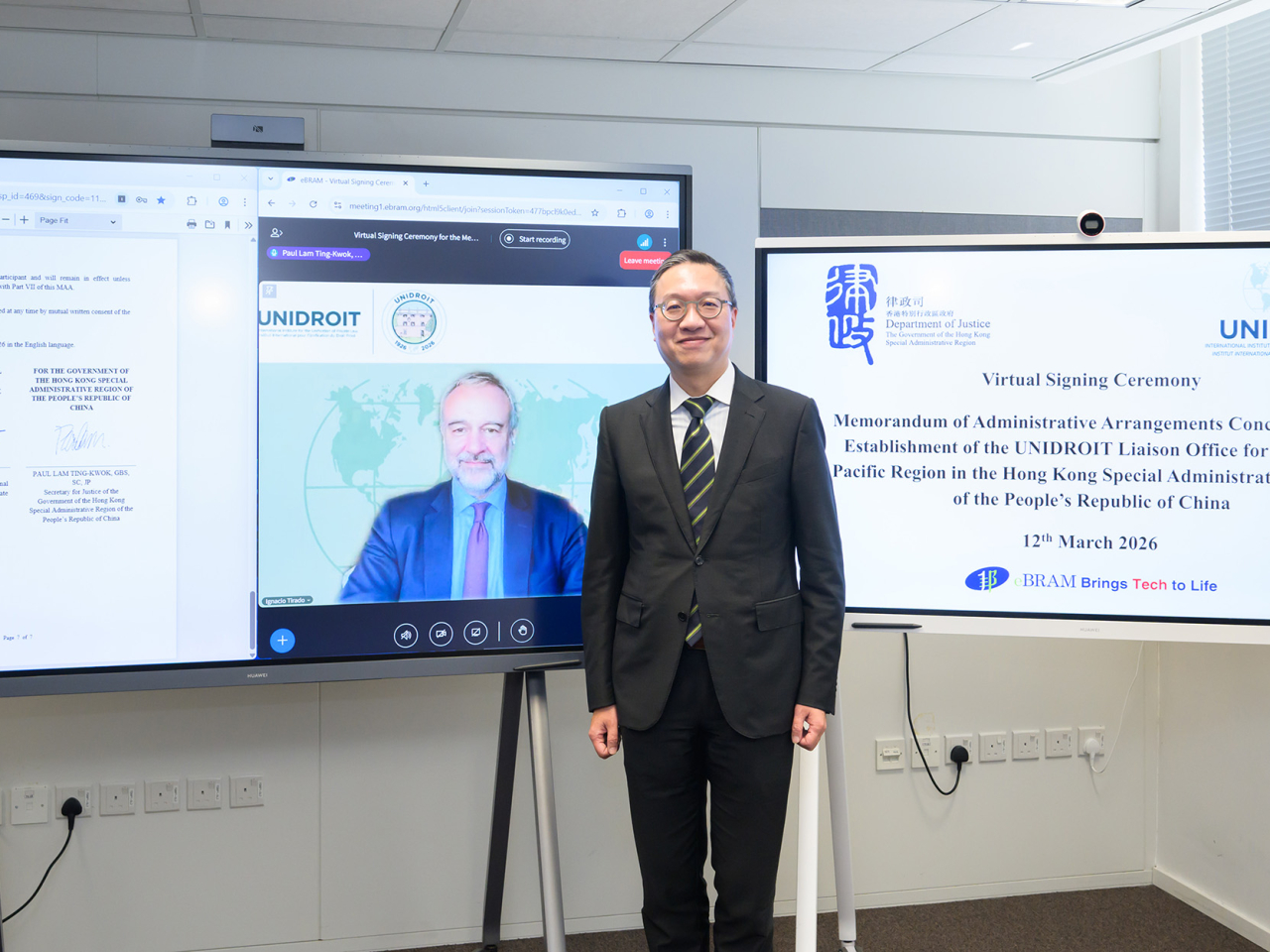 林定國與國際統一私法協會秘書長在網上簽署儀式上，就關於私法協會在香港特區設立亞太地區聯絡辦公室的行政安排簽署備忘錄。（政府新聞處）