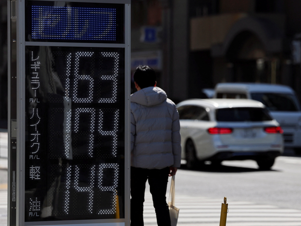 受中東局勢影響，油價持續上漲，圖為日本東京一個油站顯示每公斤油價。（路透社）
