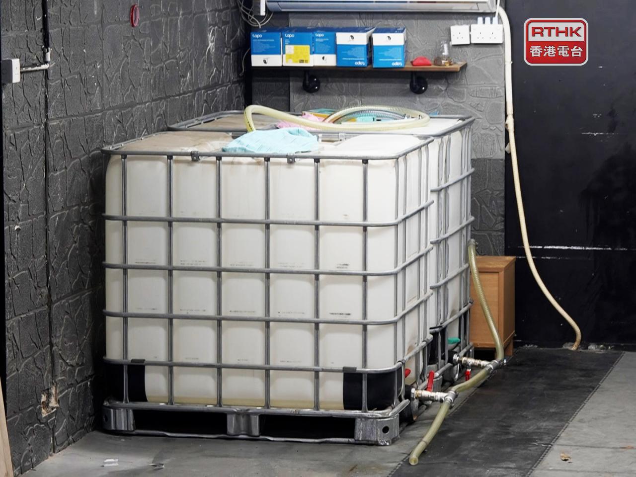 現場檢獲850升汽油、油缸、油槍、油喉等工具。（梁禎祥攝）