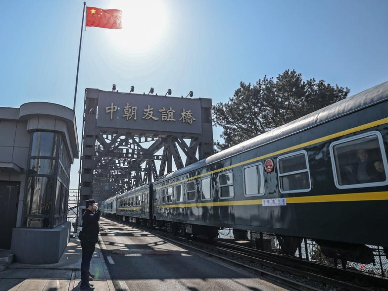 列車通過中朝友誼橋。(新華社)