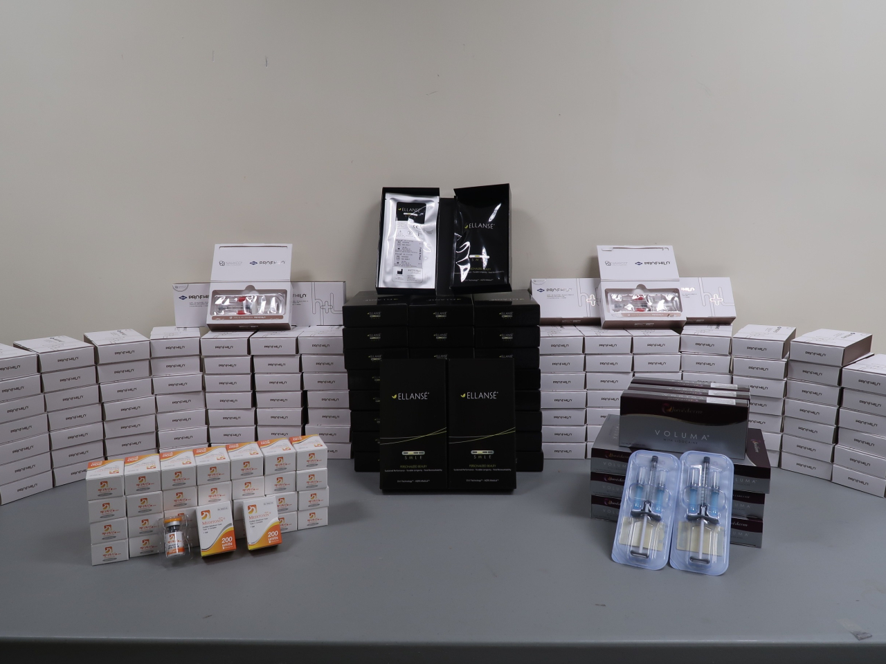 海關檢獲懷疑含有第一部毒藥的1744支針劑及27支藥膏，估計市值約99萬元。（政府新聞處）