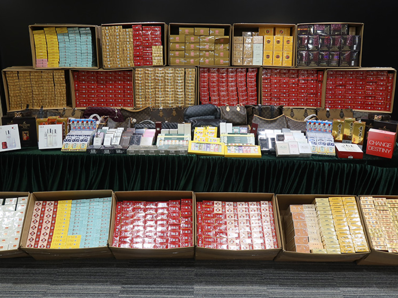 海關共檢獲約1700件懷疑冒牌物品及約45萬支懷疑私煙，估計市值約290萬元。（政府新聞處）