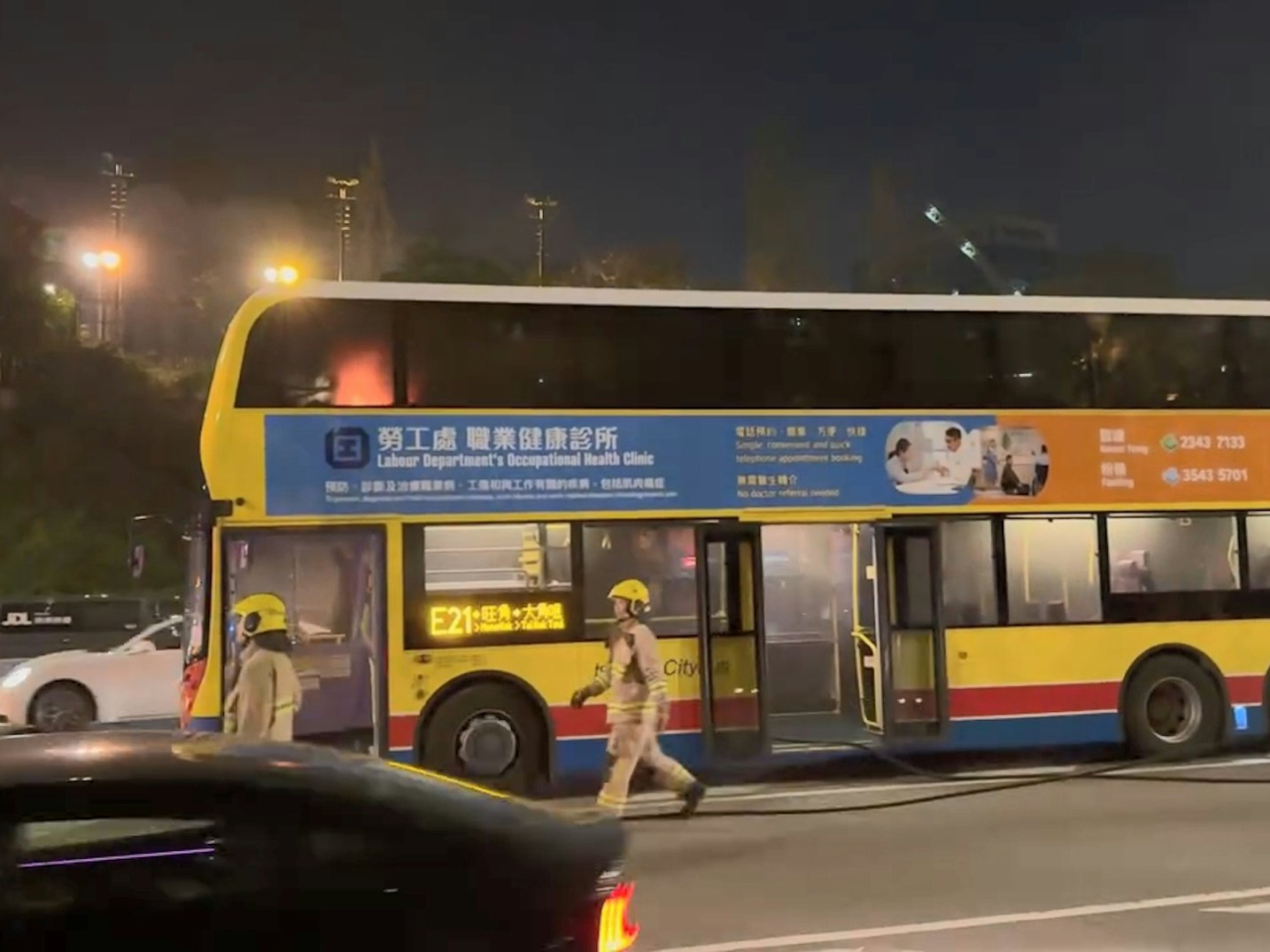 一輛載客城巴晚上在荃灣路行駛期間，上層前排座位起火。（網上圖片）
