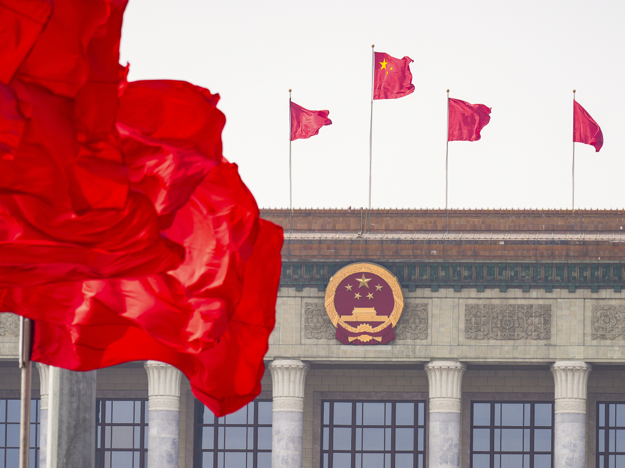 社評說必須充分發揮人民代表大會制度的根本政治制度作用，把制度優勢更好轉化為治理效能。（新華社資料圖片）