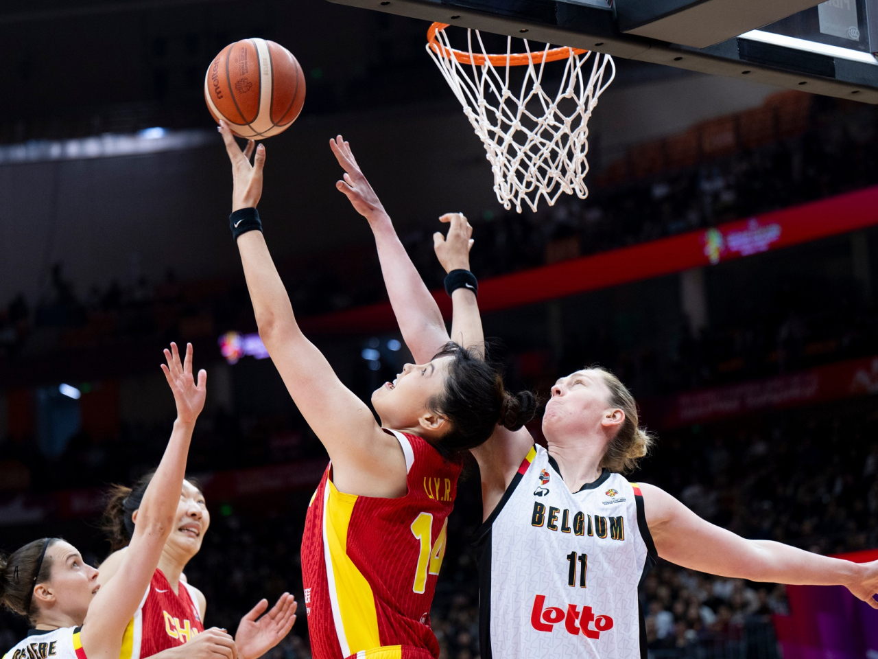 國家隊在女籃世界盃資格賽A組與比利時隊相遇。（新華社）