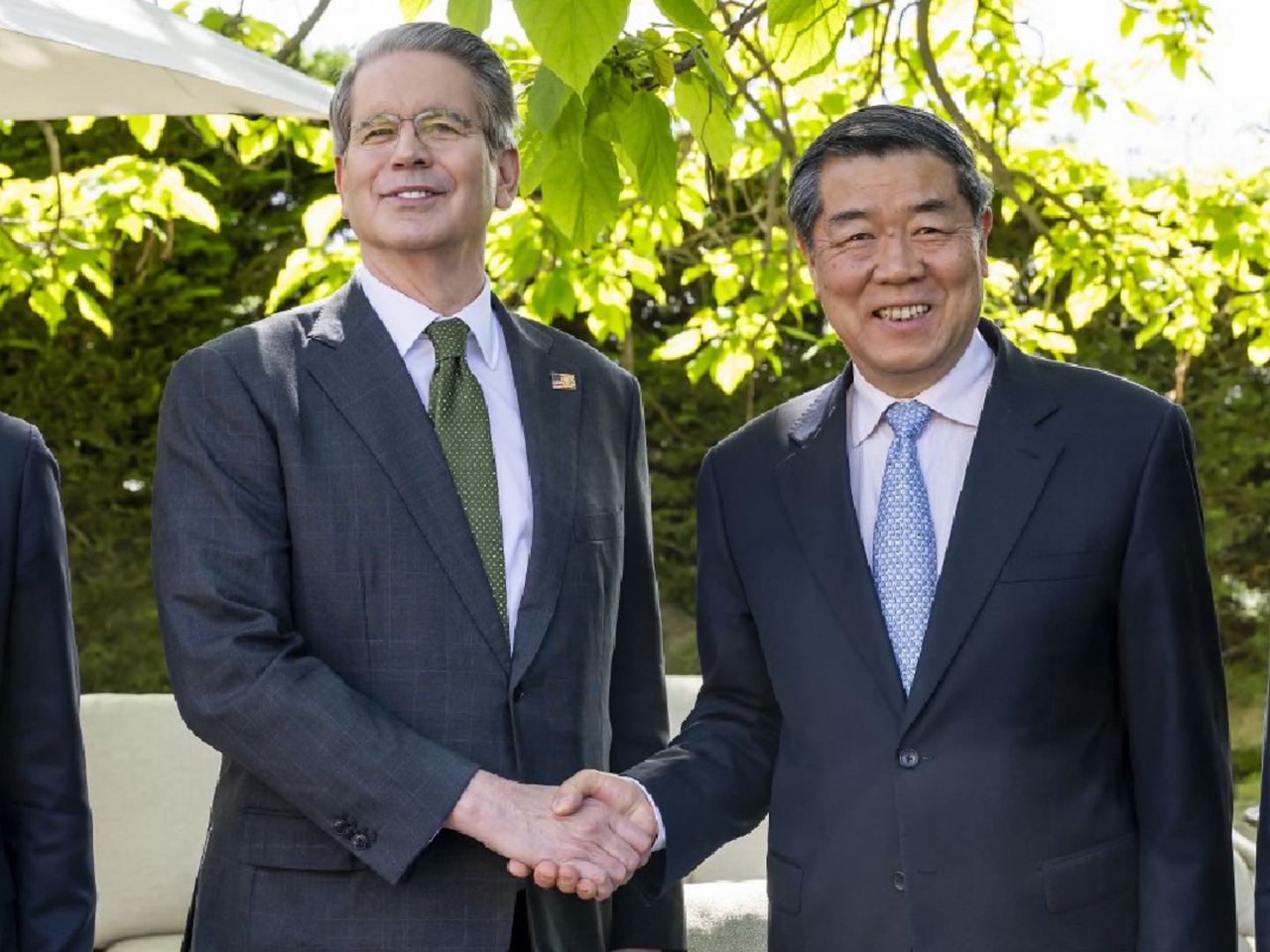 何立峰與貝森特去年會晤的情況。（法新社）