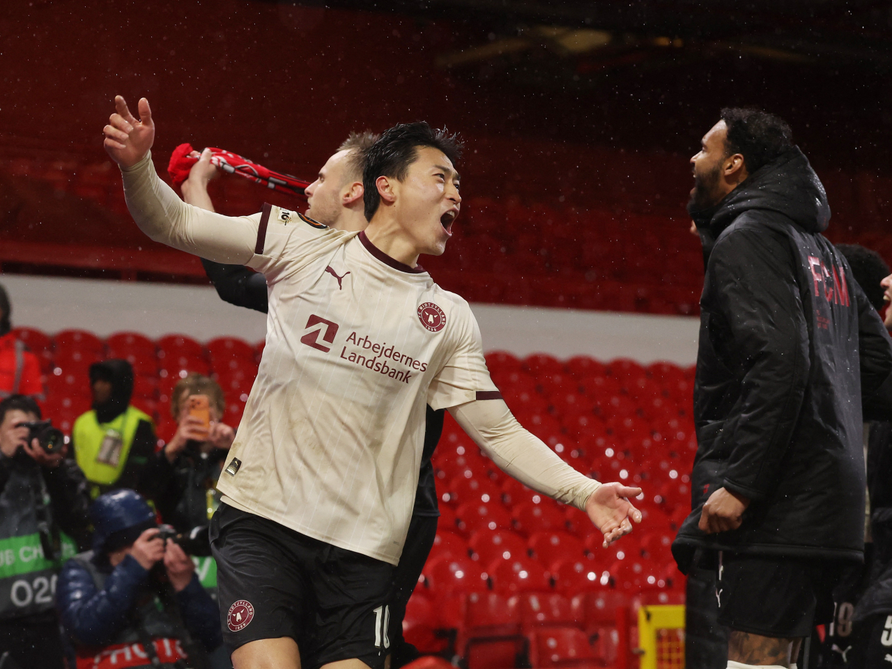 米迪蘭特的曹圭成頂入奠勝球。（路透社）