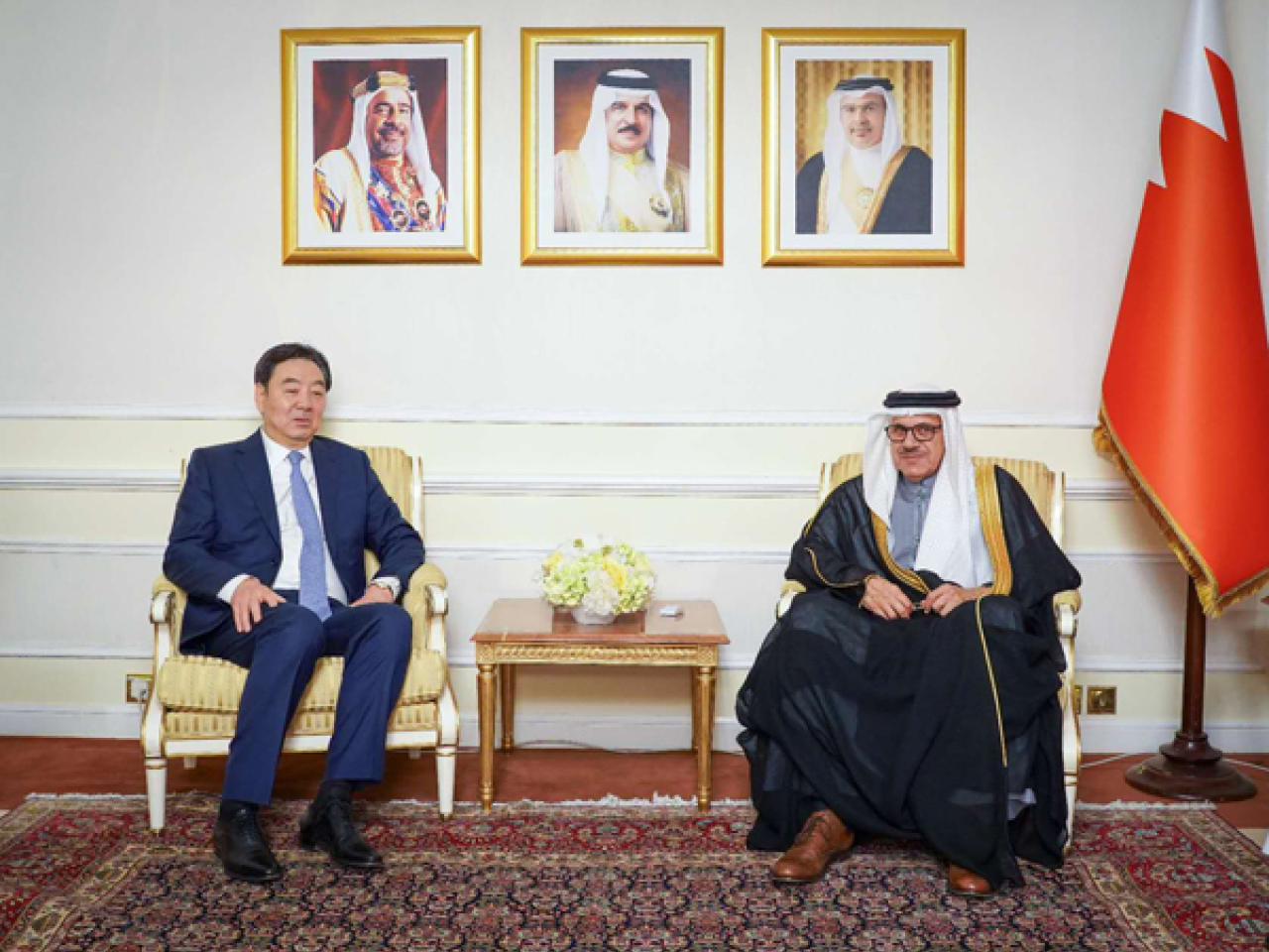 翟雋在巴林，會見巴林外交大臣札耶尼。(外交部網站)