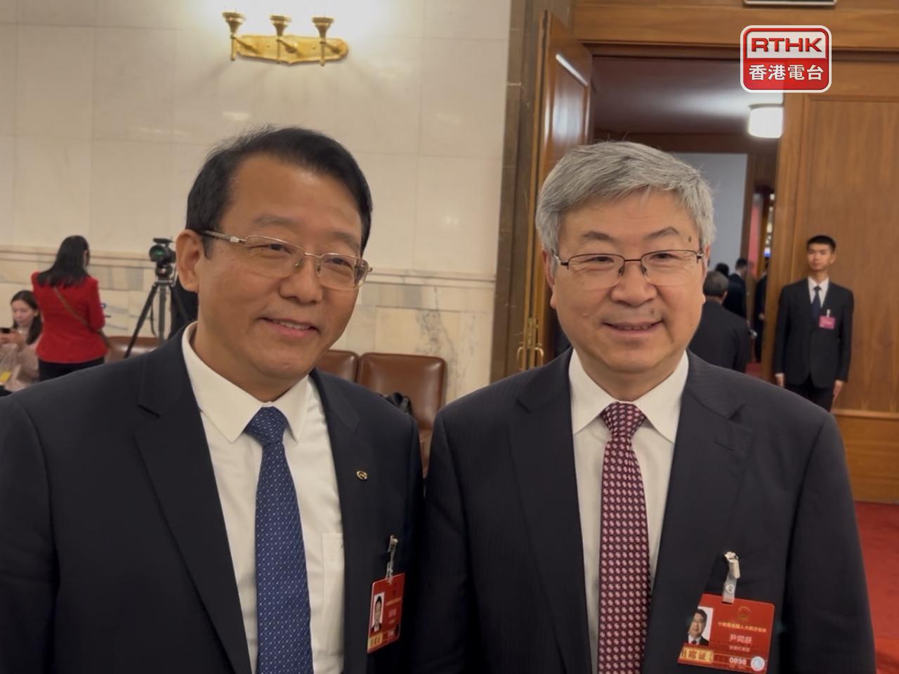 馮興亞（左）稱公司將打造差異化競爭優勢；深耕低線城市，挖掘下沉潛力。（港台圖片）