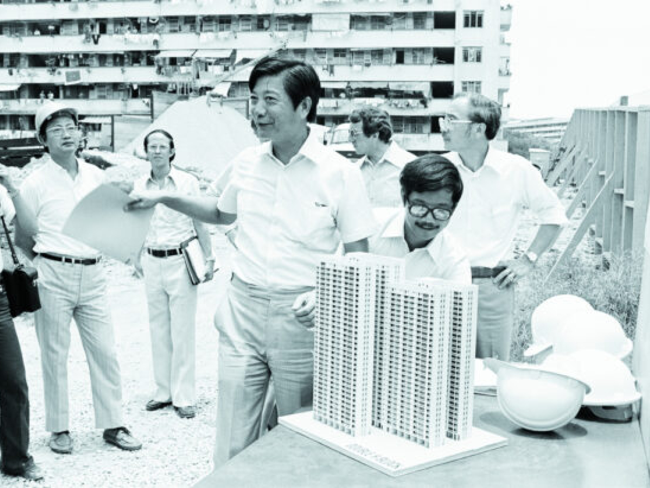 廖本懷於1960年代介紹華富邨設計。(港大建築學院圖片)