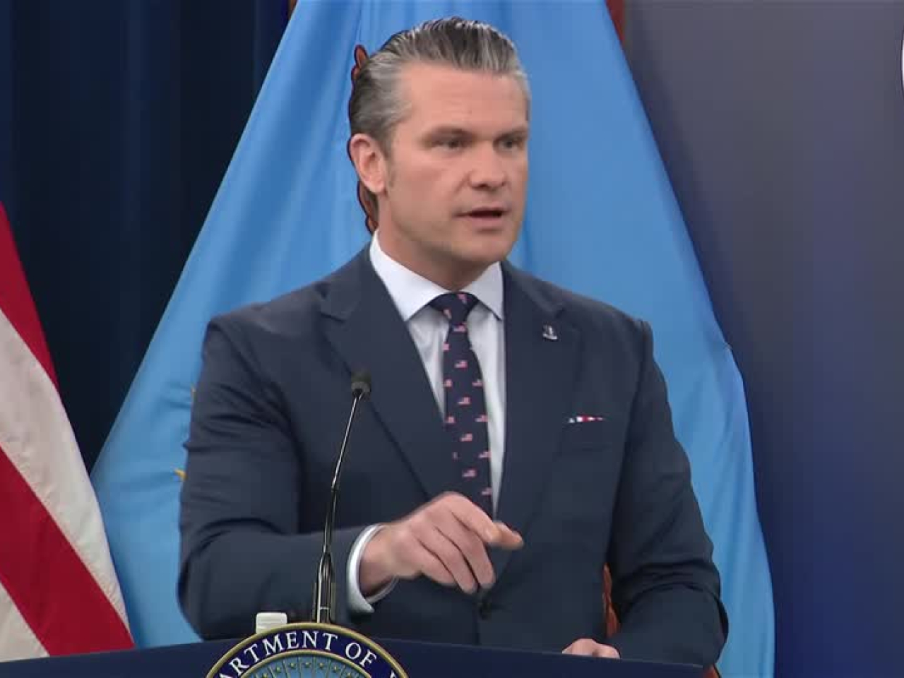 赫格塞思舉行記者會交代軍事行動最新情況。（路透社）