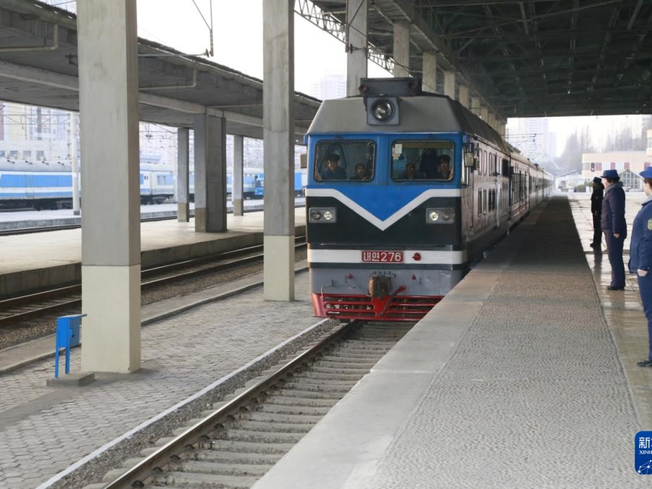 由中國丹東開往朝鮮的國際旅客列車抵達平壤。（新華社）