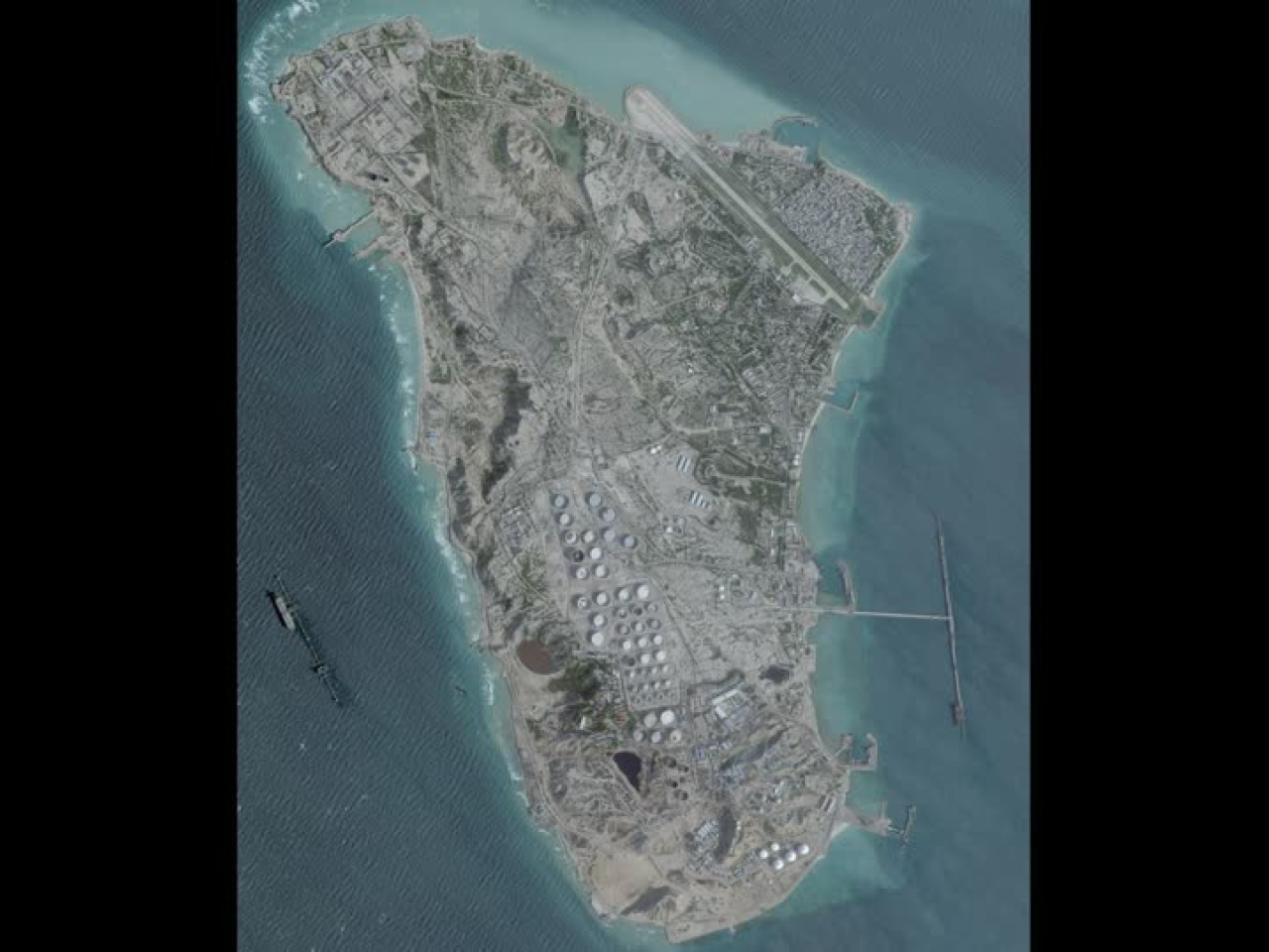 特朗普指美軍對伊朗石油出口樞紐哈爾克島的軍事目標發動猛烈空襲。（路透社）