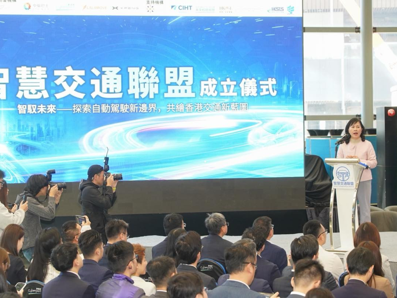 陳美寶說，特區政府從政策角度，積極推動智慧交通。（運輸及物流局社交專頁）