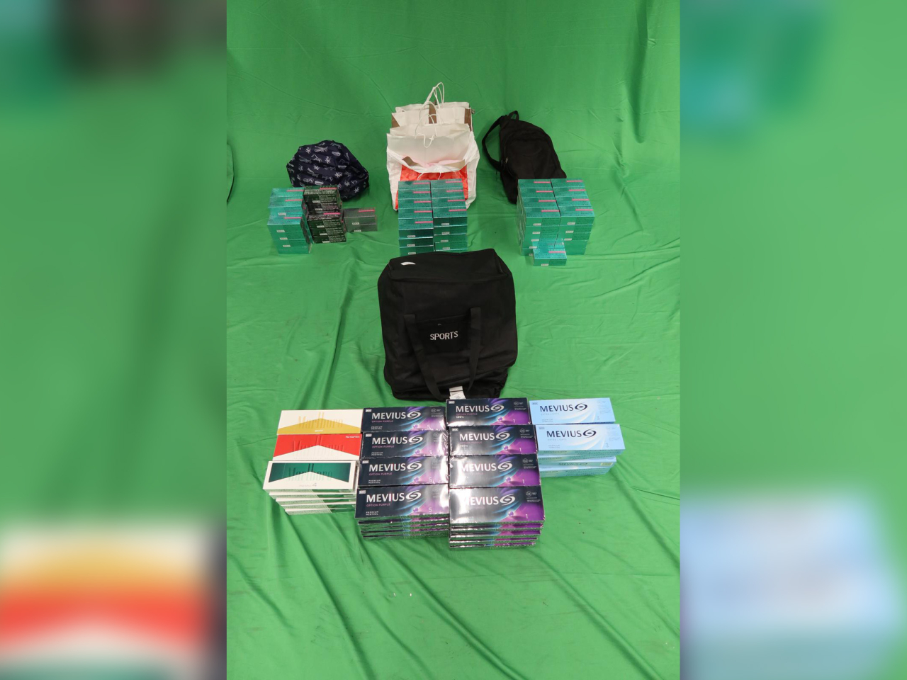 海關檢獲1萬3千支未完稅香煙及2萬2千件另類吸煙產品，市值約16萬8千元。（政府新聞處）