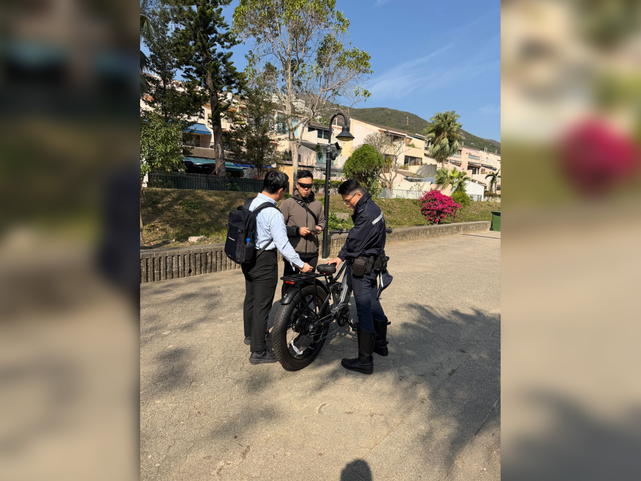 警方在行動中拘捕8人，並扣查7輛涉案的懷疑電動可移動工具。（警方提供）