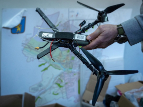 别尔哥罗德州救援指挥部就说，超过200架无人机攻击当地多个村镇。图为日前当地自卫组织人员展示截获的乌克兰无人机的情况。（法新社资料图片）