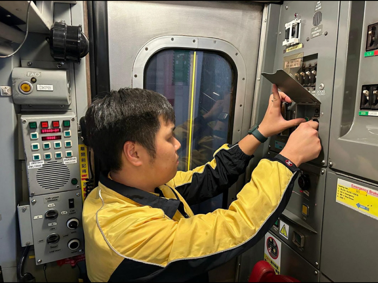 港鐵人員切換荃灣綫信號系統。（港鐵提供）