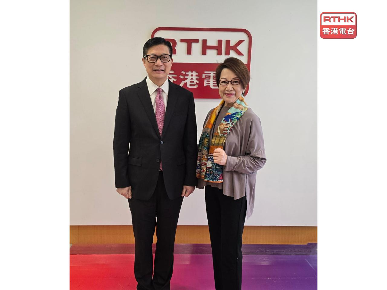 鄧炳強（左）表示，香港是相當安全的城市，罪案數字為世界最低之一。（《舊日的足跡》）