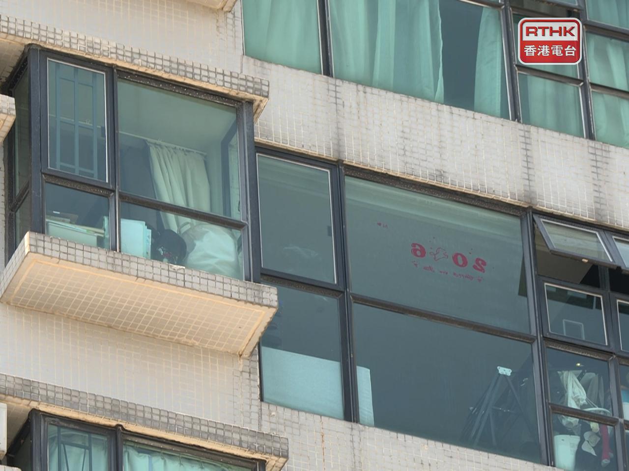 涉案單位客廳位置未有窗花或上鎖，警方初步以「疏忽照顧兒童」拘捕死者父母。（梁禎祥攝）