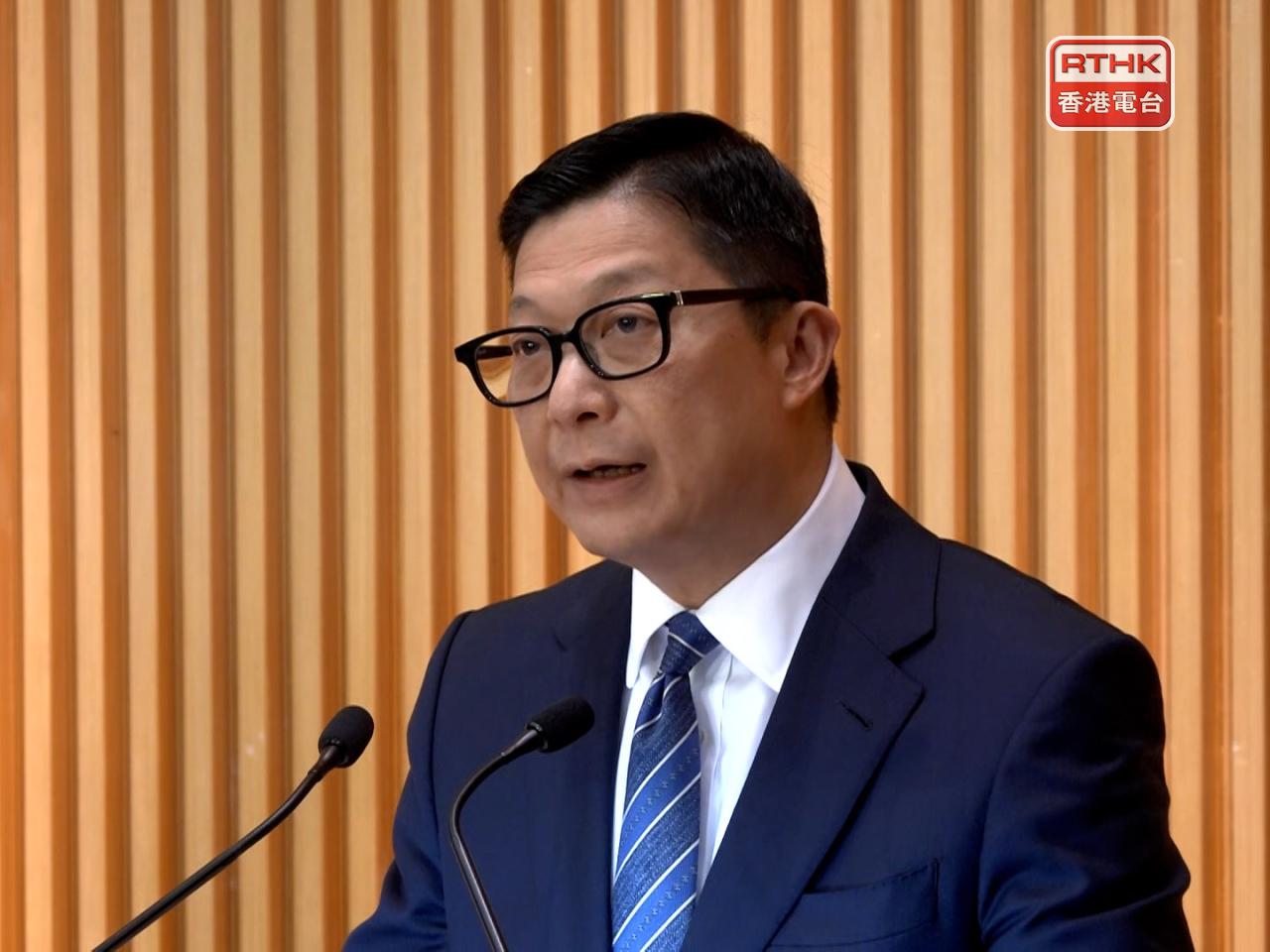 鄧炳強讚揚警隊和消防在大埔宏福苑火災的救援表現，一度感觸。（港台圖片）