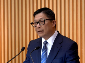 鄧炳強讚揚警隊和消防在大埔宏福苑火災的救援表現，一度感觸。（港台圖片）