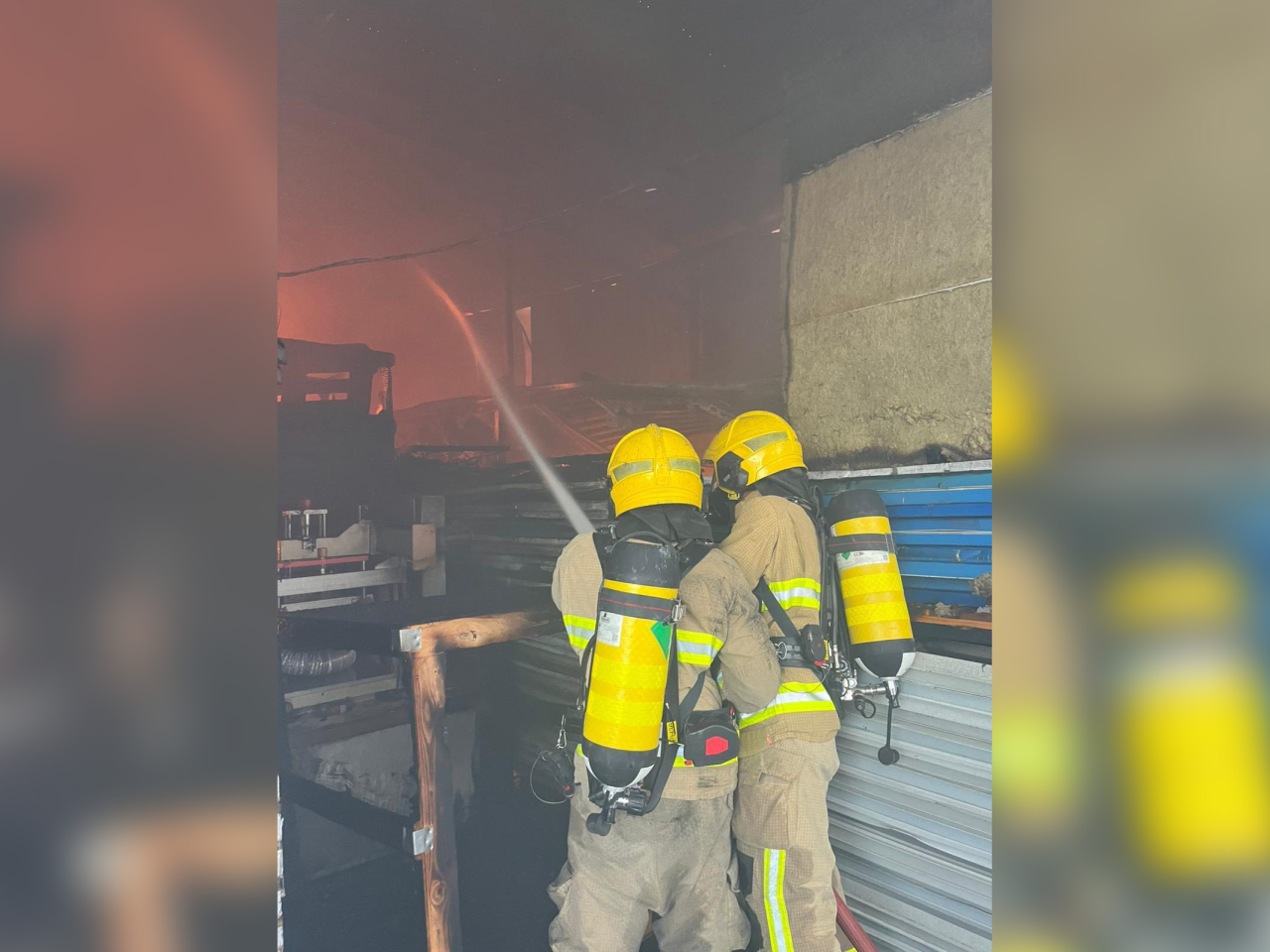 新田小磡村一個大約2萬平方呎、存放電子零件的回收倉起火，消防接報到場灌救。（消防處社交網頁圖片）