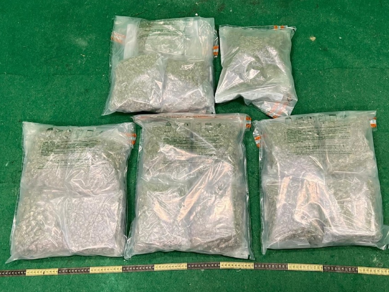 海關在機場偵破一宗販毒案，檢獲8公斤大麻花，估計市值約170萬元。(政府新聞處圖片)