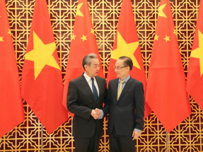 全國兩會｜王毅晤越南外長宣介全國兩會精神