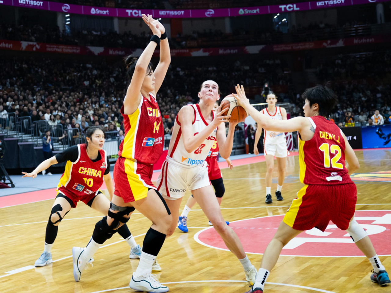 國家隊球員李月汝（左二）在比賽中，防守捷克球員切霍娃（左三）。（新華社）