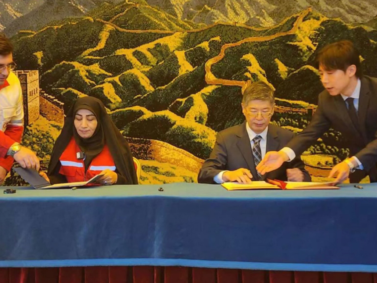 交接儀式在中國駐伊朗使館舉行。（央視新聞截圖）