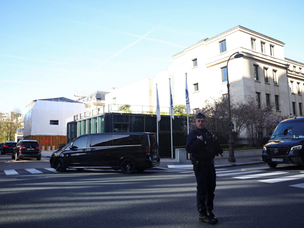 美方官員透露首日議程結束，星期一繼續。 圖為雙方在巴黎舉行磋商的地點。（路透社）