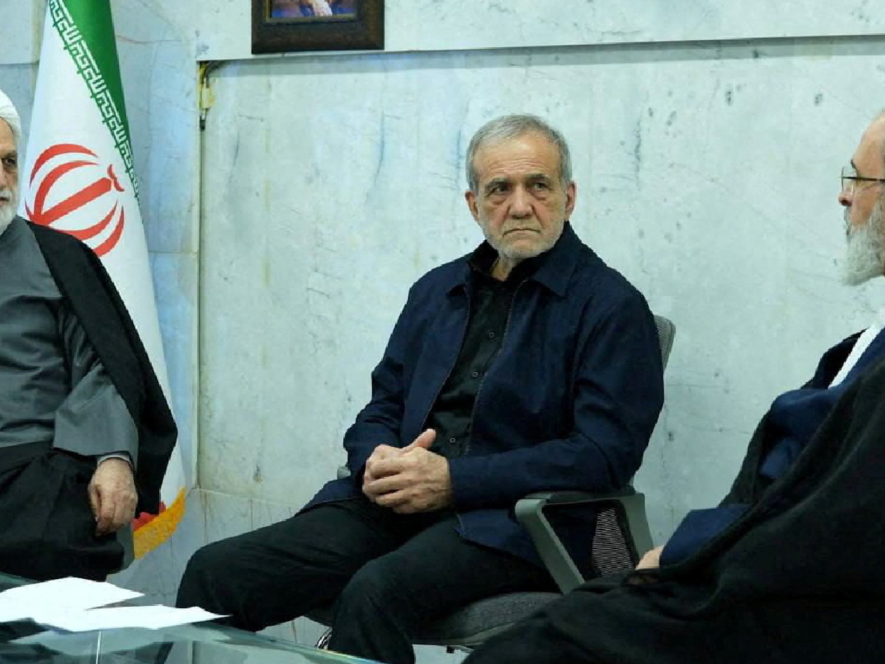 佩澤希齊揚（中）說伊朗會毫不猶疑對抗侵略者，堅定並合法地捍衛領土完整及國家安全。（路透社資料圖片）