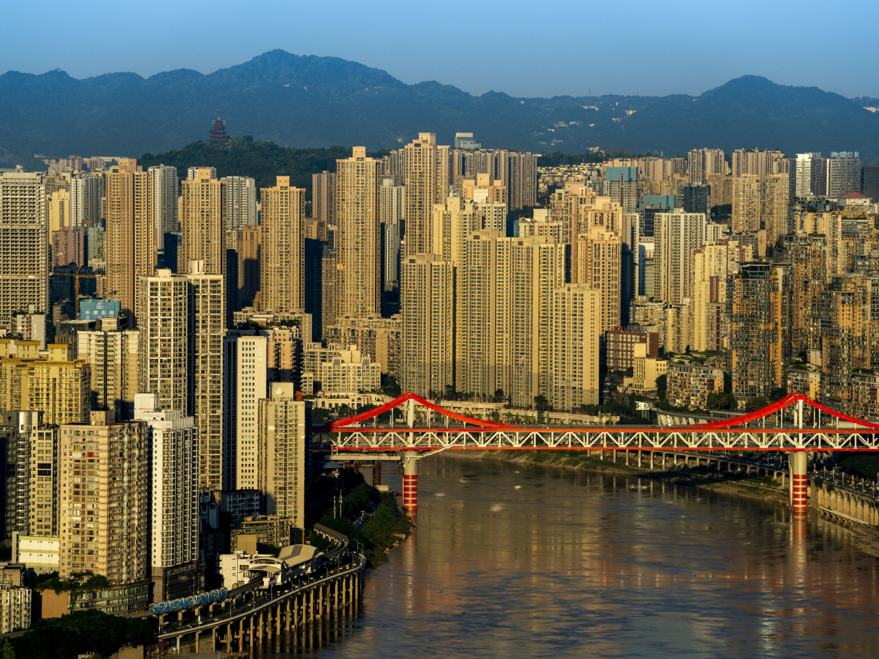 內地首兩個月房地產開發投資按年跌幅收窄至11.1%，但商品房銷售數據跌勢加劇。（新華社資料圖片）