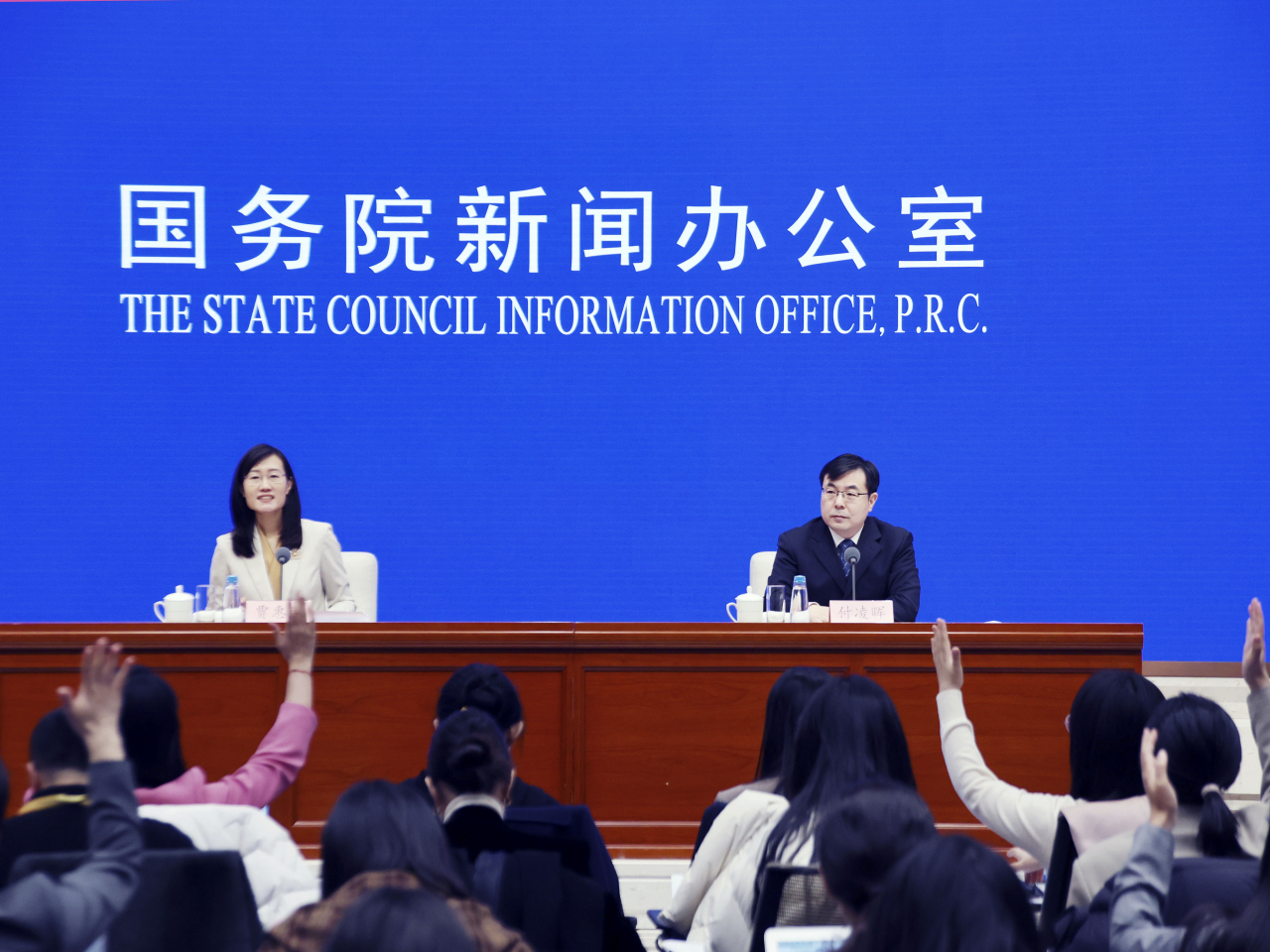 付凌暉（右）稱產業升級發展，傳統行業改造和新興產業發展需求擴大都帶動投資。（新華社）